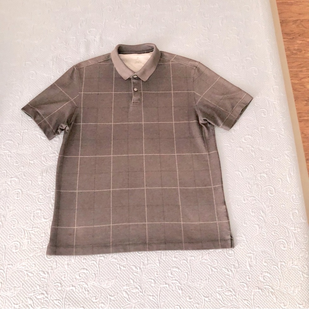 Men’s Van Heusen polo shirt, cotton knit, short sleeve, size medium.